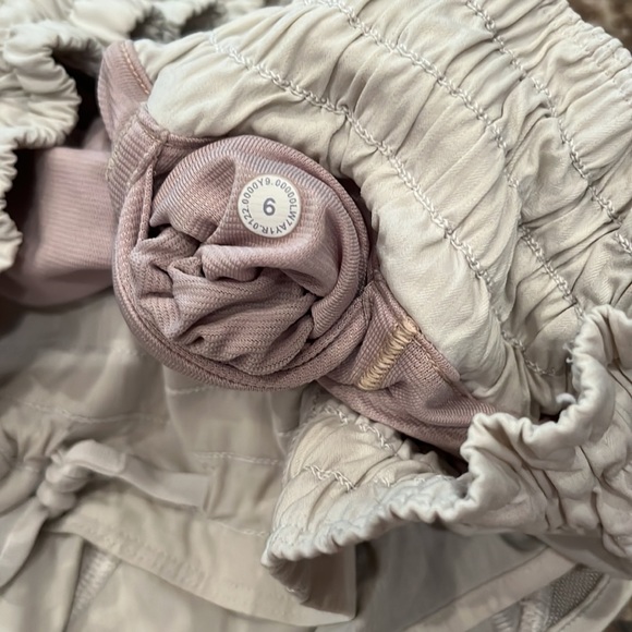 White Lululemon shorts - Picture 3 of 3